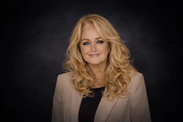 Bonnie Tyler je v umělém spánku. Zpěvačka podstoupila nouzovou operaci v Portugalsku