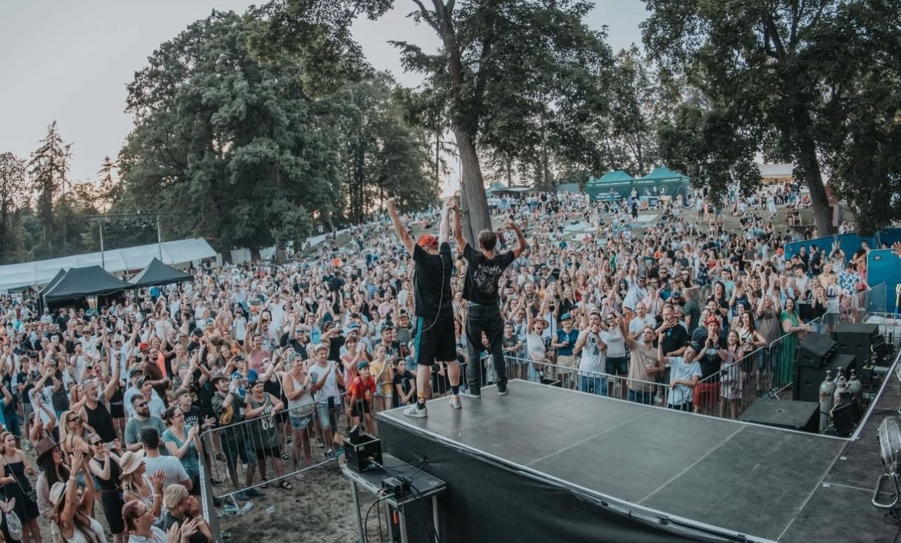 Když politik vstoupí na festival, politika přijde s ním