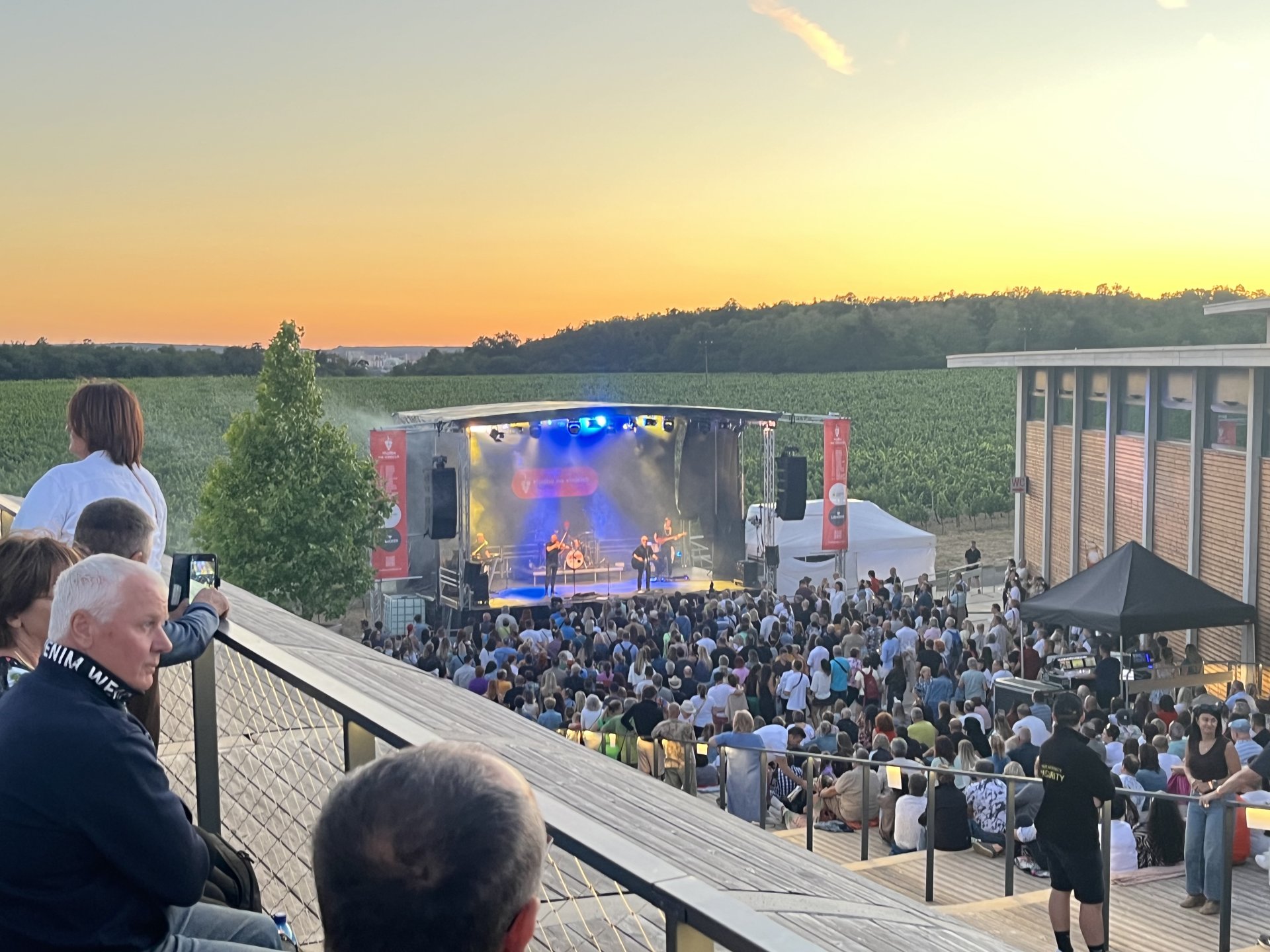 Hudba na vinicích měla nabitý víkend. Sedm koncertů, tisíce fanoušků a jedinečná atmosféra napříč republikou