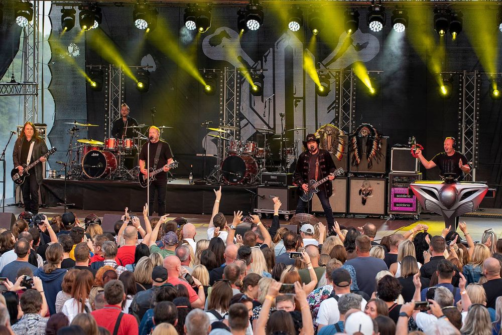 Koncert na velkém pódiu, publikum s mobily