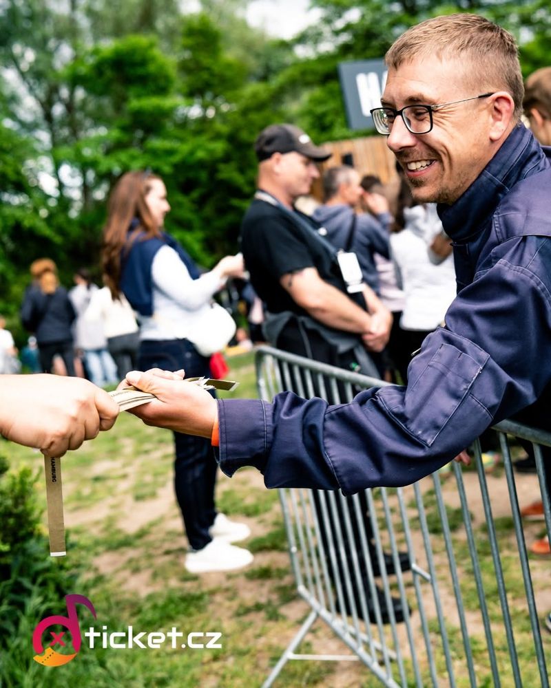 Odbavení návštěvníků u vstupu na festival