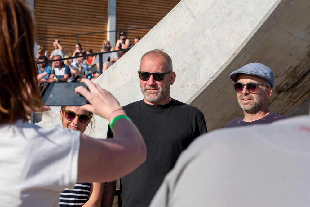 Návštěvníci festivalu s náramky